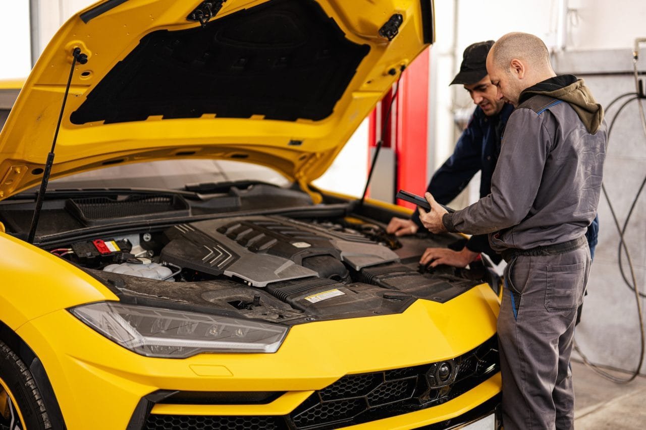 Mobile tyre repair Dubai - Technician at your location